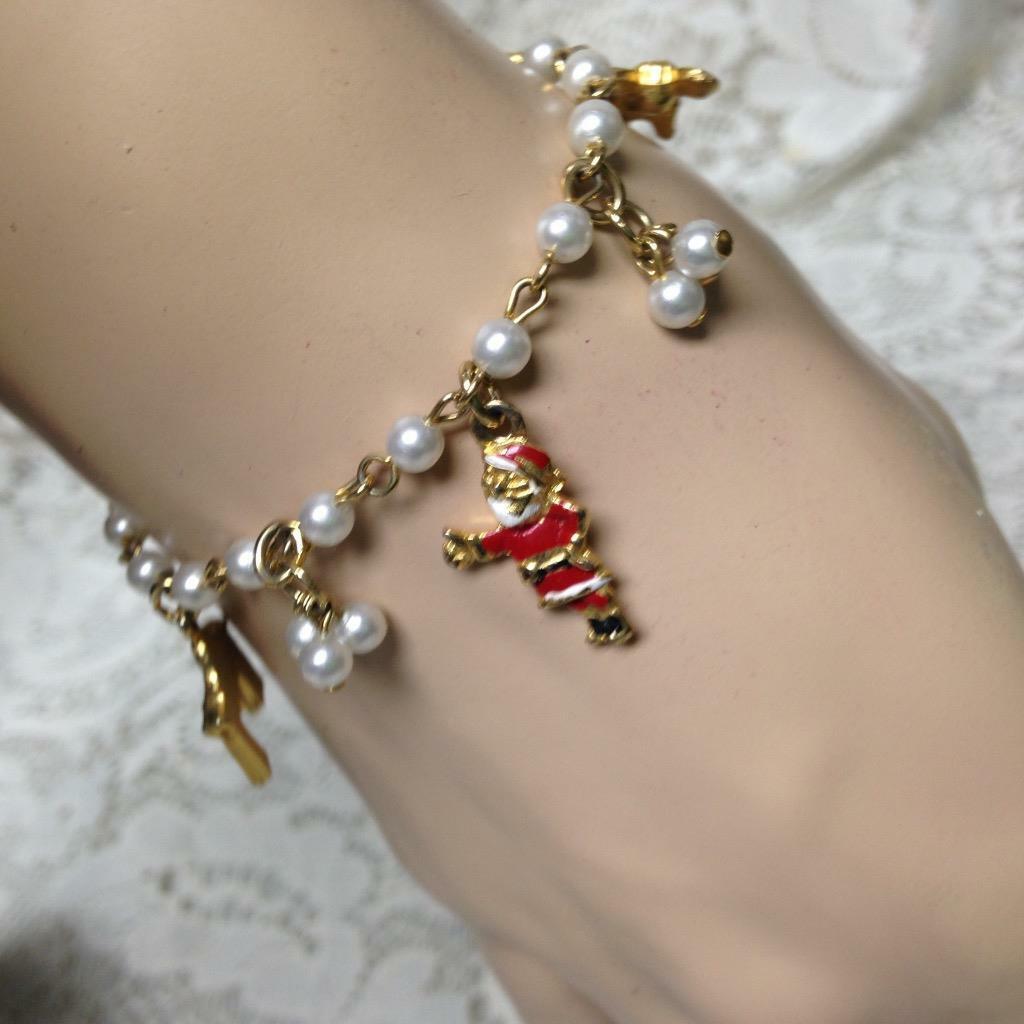 Vintage, Gold Tone Christmas 5-charms 5.5in Pearl Beaded Bracelet