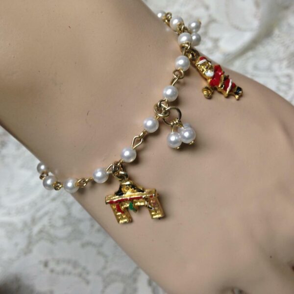 Vintage, Gold Tone Christmas 5-charms 5.5in Pearl Beaded Bracelet