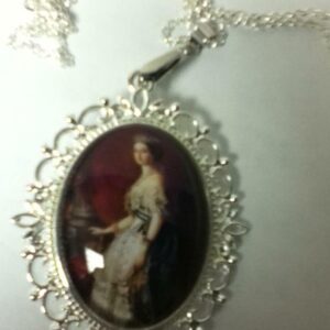 Glass Cabochon Cameo of a Queen, Brooch-Pendant with 925 Chain Necklace