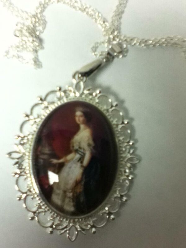 Glass Cabochon Cameo of a Queen, Brooch-Pendant with 925 Chain Necklace