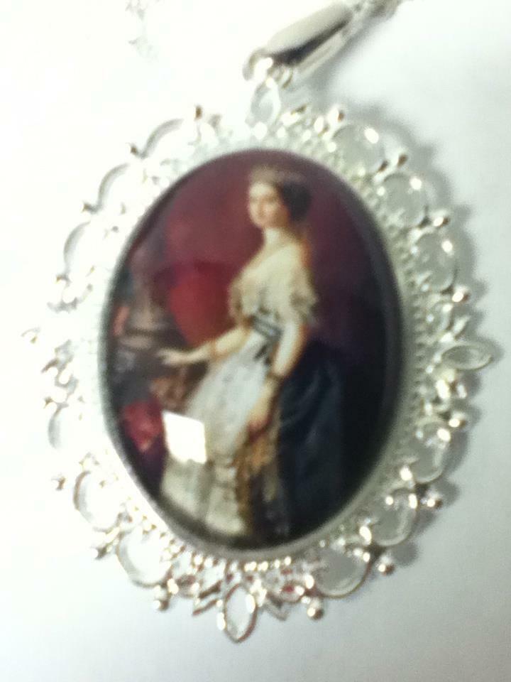 Glass Cabochon Cameo of a Queen, Brooch-Pendant with 925 Chain Necklace