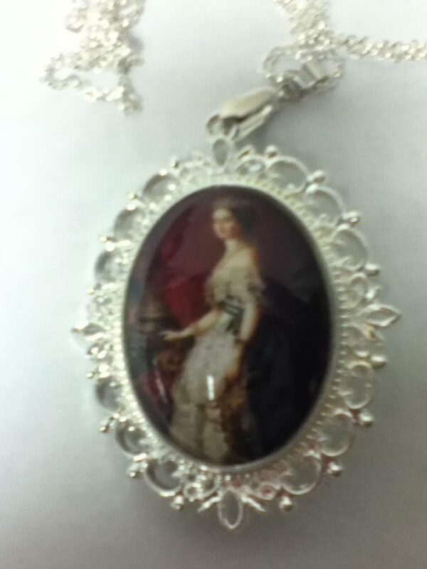 Glass Cabochon Cameo of a Queen, Brooch-Pendant with 925 Chain Necklace