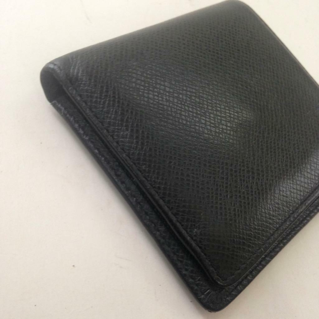 Authentic Louis Vuitton Black Taiga Leather Mens Wallet 4in x 4in (MI1017)