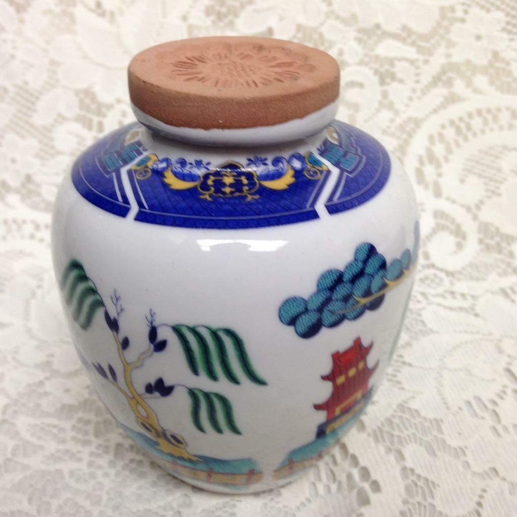 Vintage, Japan, Gaudy Blue Willow Tea Jar 5in H x 4in W (A)