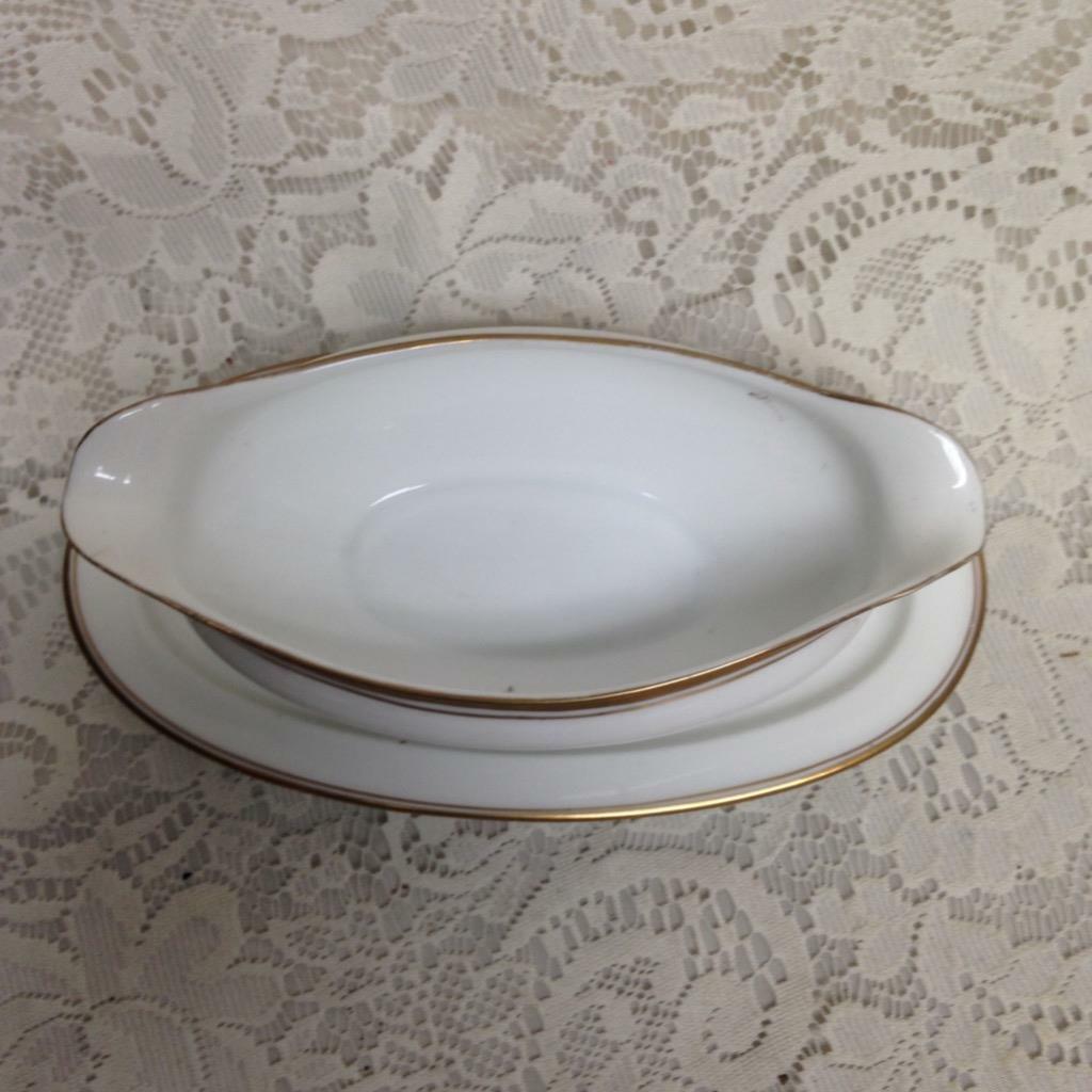 Favorite, Hutschenreuther, Bavaria White-Gold Gravy Boat 9in x 5in x 3in