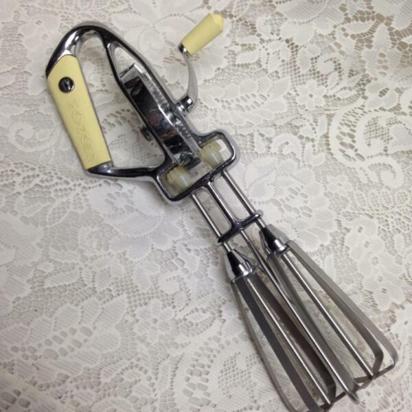 Vintage, Maynard, Yellow Hand Held -Aluminum Egg Beater-Mixer 12.5in x 6in