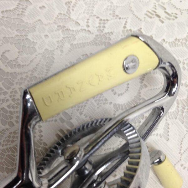 Vintage, Maynard, Yellow Hand Held -Aluminum Egg Beater-Mixer 12.5in x 6in