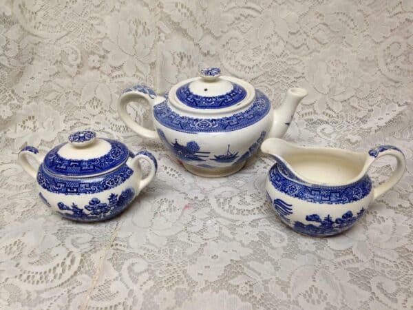 Vintage, Beautiful 5-pc Blue Willow Tea Set