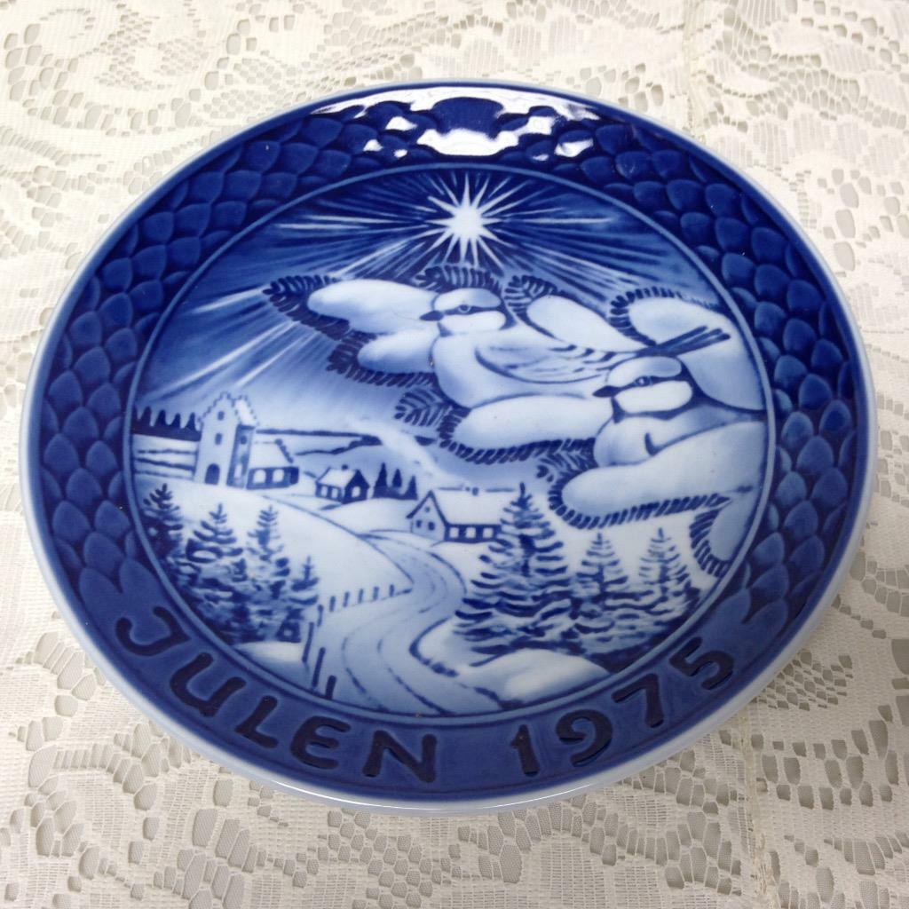 Vintage Souvenirs, 1975 Copenhagen Denmark Christmas Plate 7.5in D