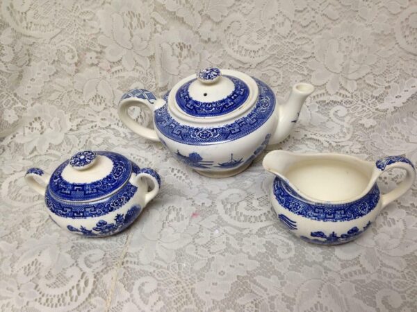 Vintage, Beautiful 5-pc Blue Willow Tea Set