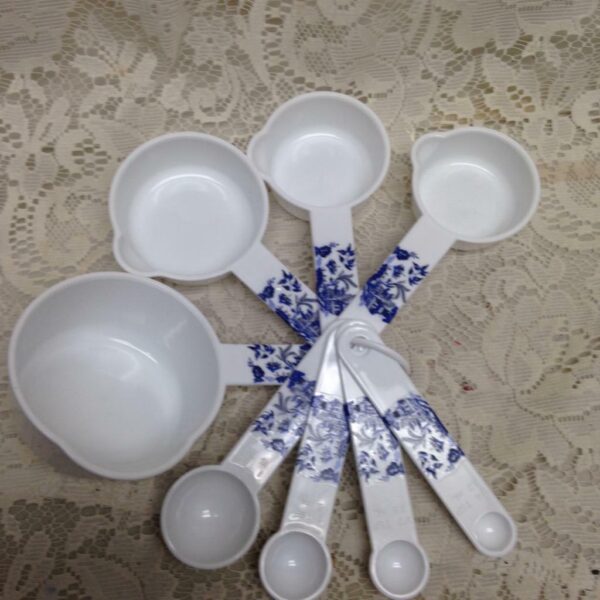 Blue Willow Measuring Cups and Spoons. 6.5in x 3.5in