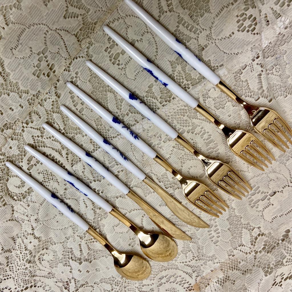 Elegant, Gold and White, 8-pc Blue Willow Plastic Flatware Set for 2