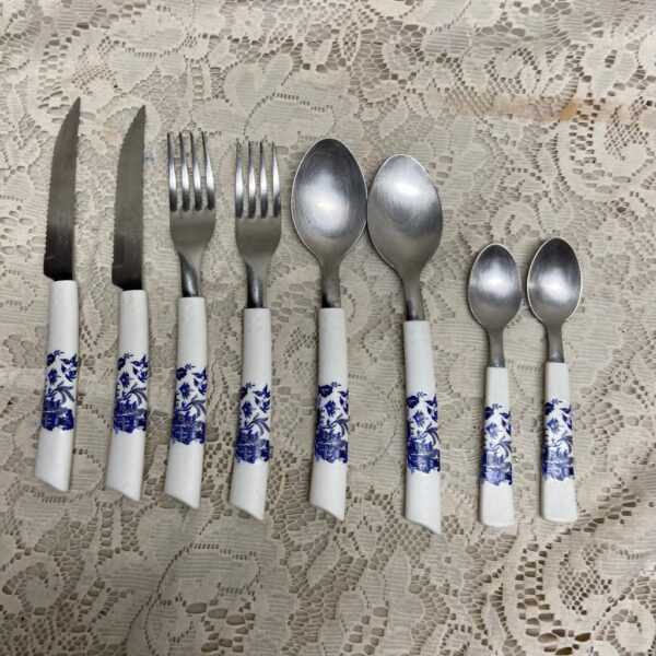 Vintage, Tramontina Brazil, 8-pc Blue Willow Flatware, Service fo 2. (B)