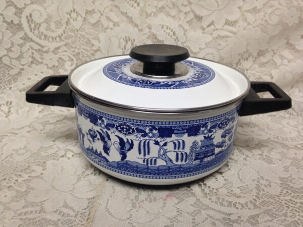 Blue Willow, Enamelware Cookware- Dutch Oven 12inL x 8.5inD x 6inH