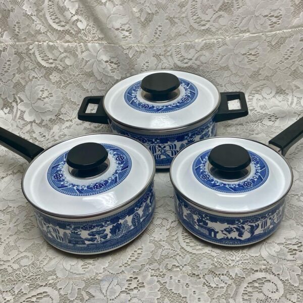 Blue Willow, Enamelware Cookware- Dutch Oven 12inL x 8.5inD x 6inH