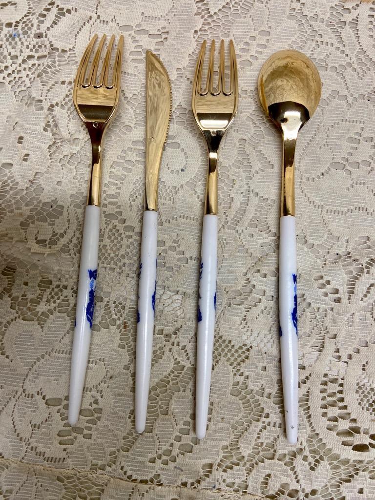 Elegant, Gold and White, 4-pc Blue Willow Plastic Flatware Set