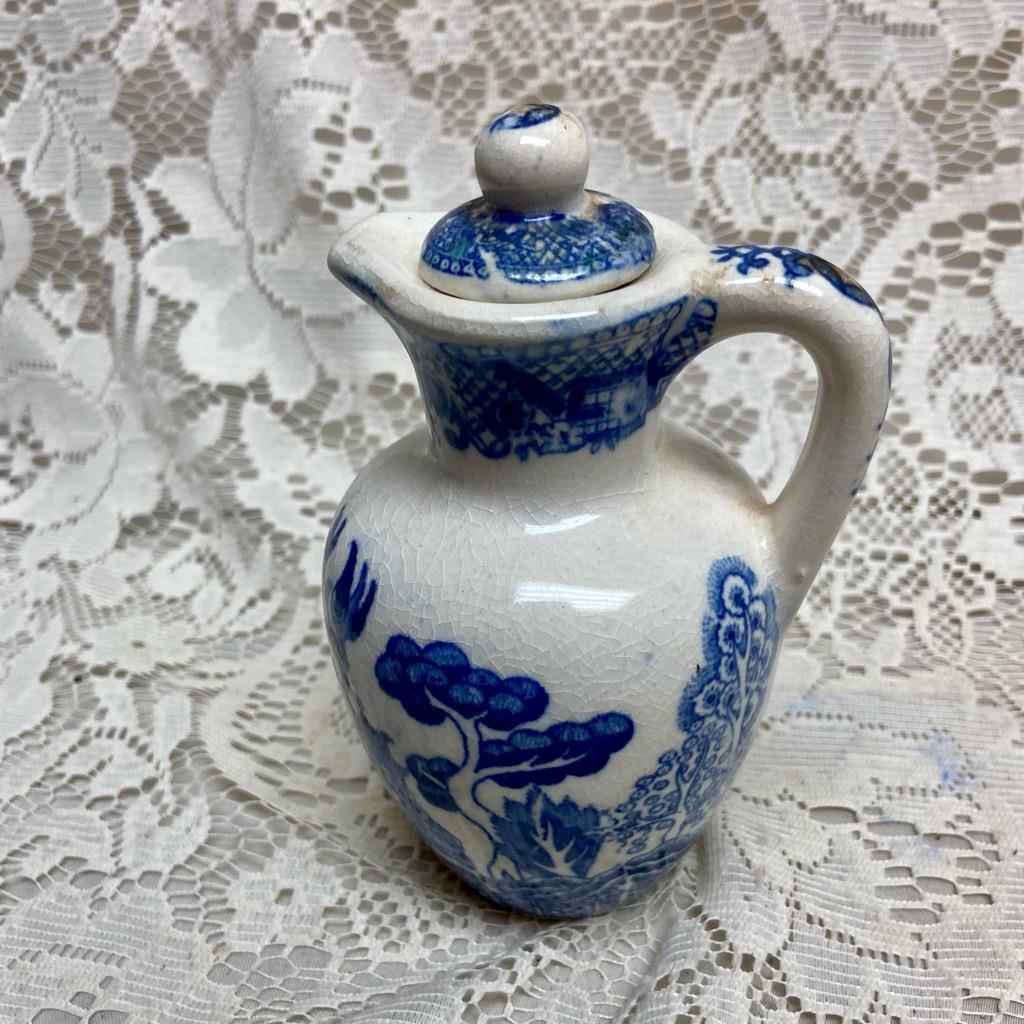 Vintage, 2pc Blue Willow Oil Cruet with Lid 5.5in x 3in (B)