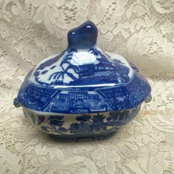 Variant Blue Willow Ironstone Small Tureen or Gravy with Li8inL x 6inW x 5.5inH