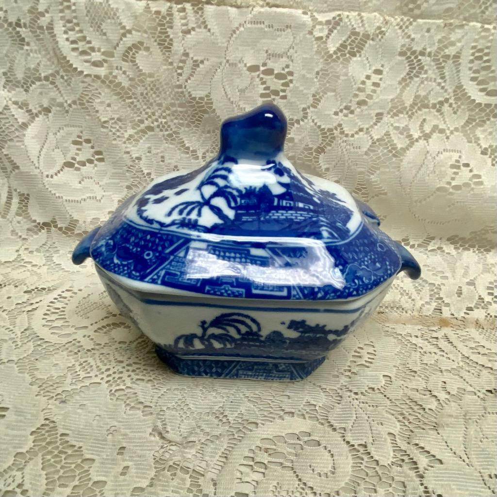 Variant Blue Willow Ironstone Small Tureen or Gravy with Li8inL x 6inW x 5.5inH