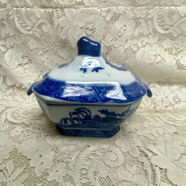 Variant Blue Willow Ironstone Small Tureen or Gravy with Li8inL x 6inW x 5.5inH