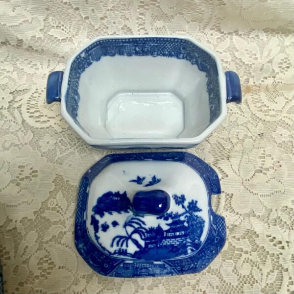 Variant Blue Willow Ironstone Small Tureen or Gravy with Li8inL x 6inW x 5.5inH