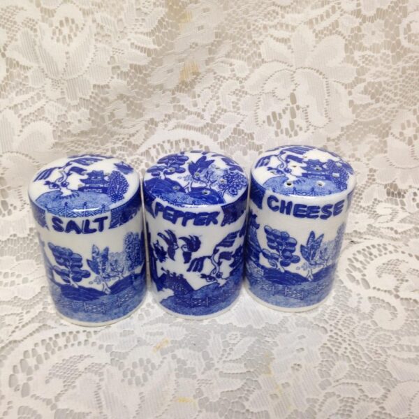 Vintage, Rare, 6-pc Blue Willow Round Shaker Set 4in x 3in each w/ Wooden Shelf