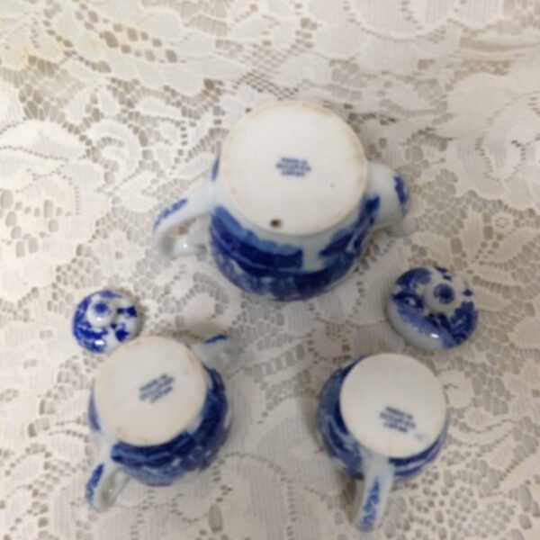 Vintage Occupied Japan Blue Willow 18pc Child’s Tea Set w/ Wicker Buggy