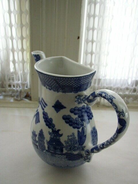 Beautiful, Large, Blue Willow Figural Teapot Wall Pocket 10in x 8in