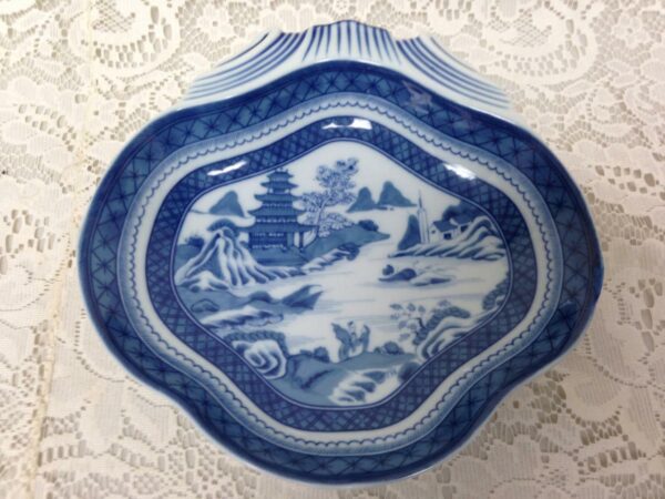 Mottahedeh, VA 1924 Portugal, Blue Willow 8.5in x 8.5in Shrimp or Oyster Plate