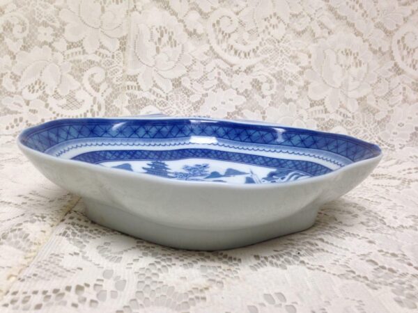 Mottahedeh, VA 1924 Portugal, Blue Willow 8.5in x 8.5in Shrimp or Oyster Plate