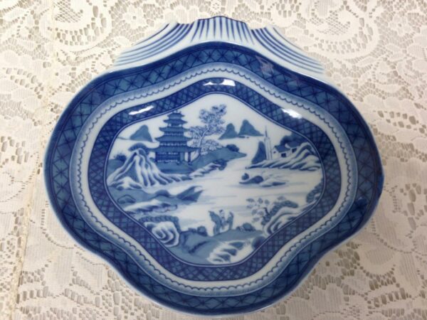 Mottahedeh, VA 1924 Portugal, Blue Willow 8.5in x 8.5in Shrimp or Oyster Plate