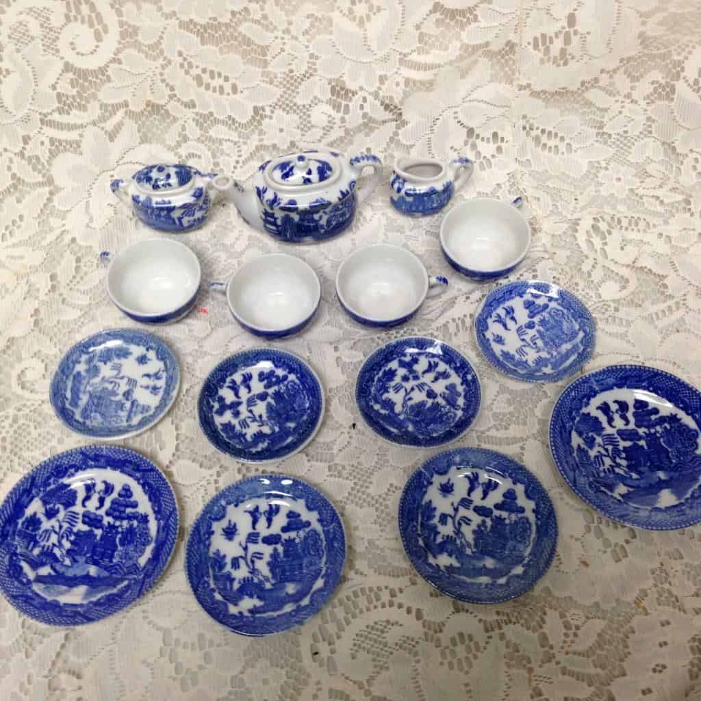 Vintage Occupied Japan Blue Willow 17pc Child’s Tea Set w/ Bamboo Picnic Basket