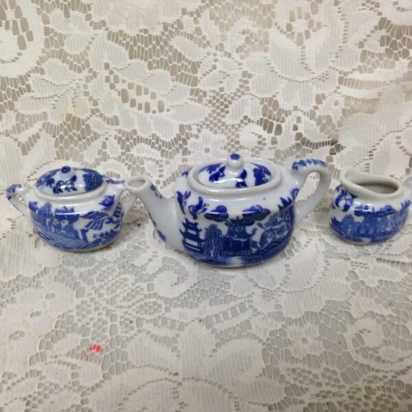 Vintage Occupied Japan Blue Willow 17pc Child’s Tea Set w/ Bamboo Picnic Basket