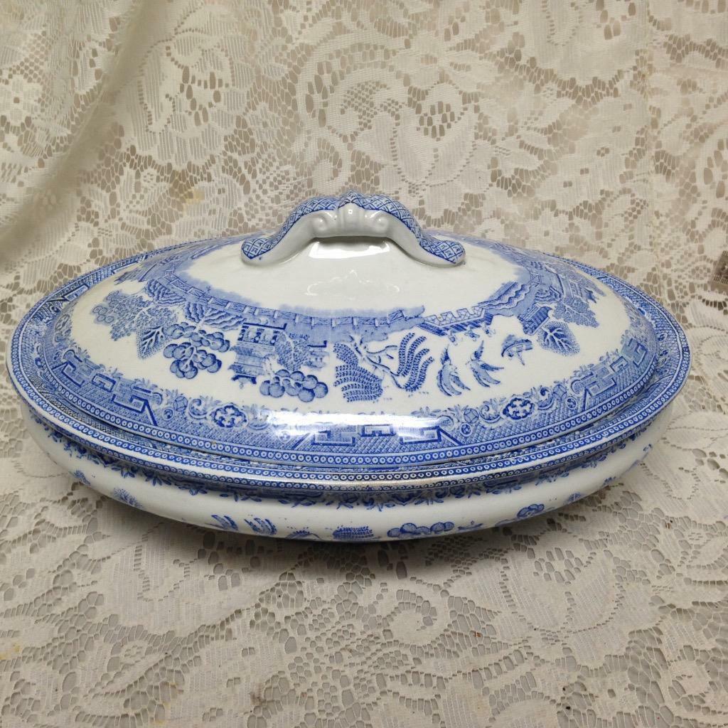 Vintage, Ruth Ann Irostone, 2pc Blue Willow, Largel Soup Tureen 11in x 8in x 5in