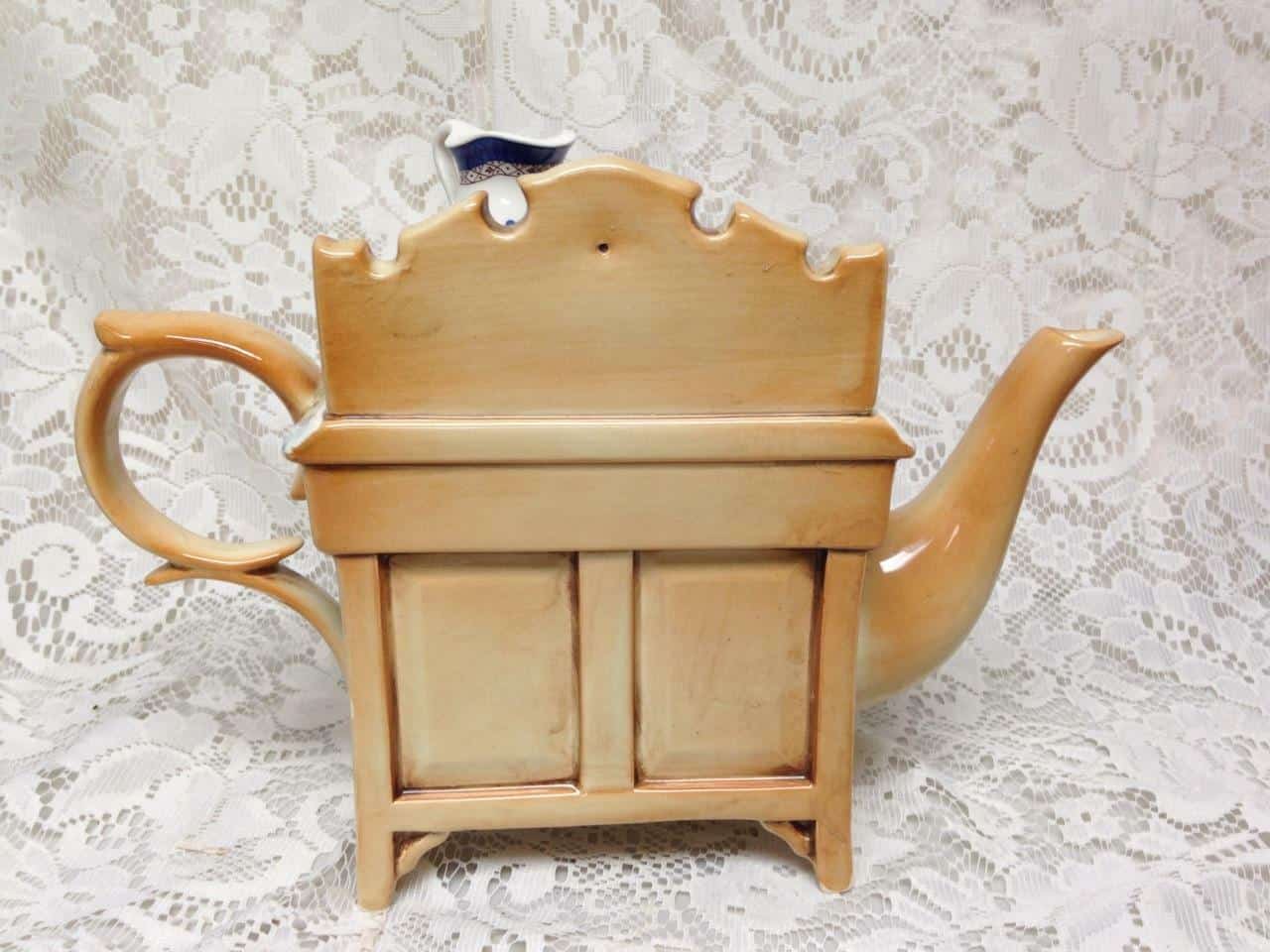 Royal Doulton, Cardew Design, Blue Willow XL Figural Teapot 11.5inx8.5inx5.5in