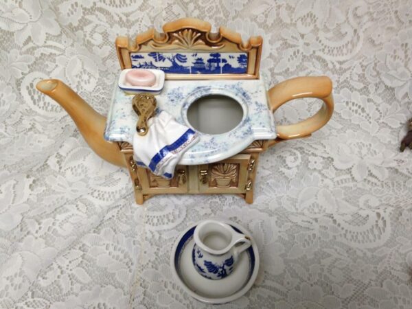 Royal Doulton, Cardew Design, Blue Willow XL Figural Teapot 11.5inx8.5inx5.5in