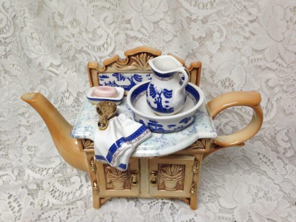 Royal Doulton, Cardew Design, Blue Willow XL Figural Teapot 11.5inx8.5inx5.5in