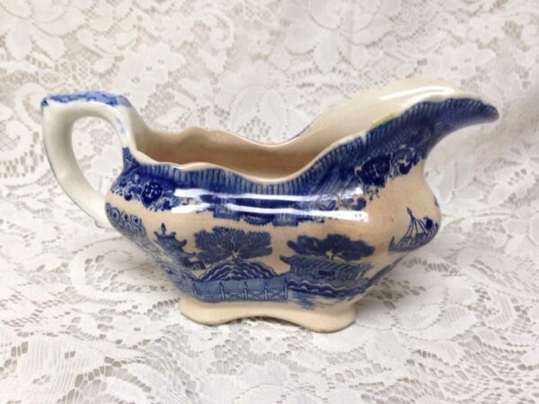 Vintage, Buffalo Pottery, Blue Willow Gravy Boat 8in x 4.5in x 4in