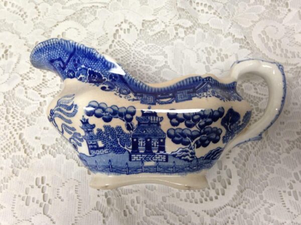 Vintage, Buffalo Pottery, Blue Willow Gravy Boat 8in x 4.5in x 4in