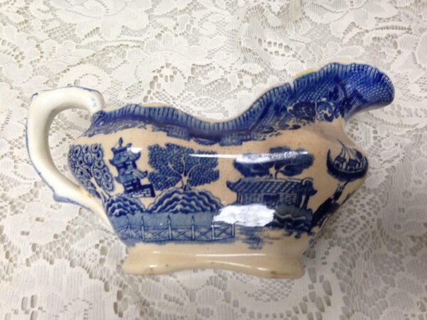 Vintage, Buffalo Pottery, Blue Willow Gravy Boat 8in x 4.5in x 4in