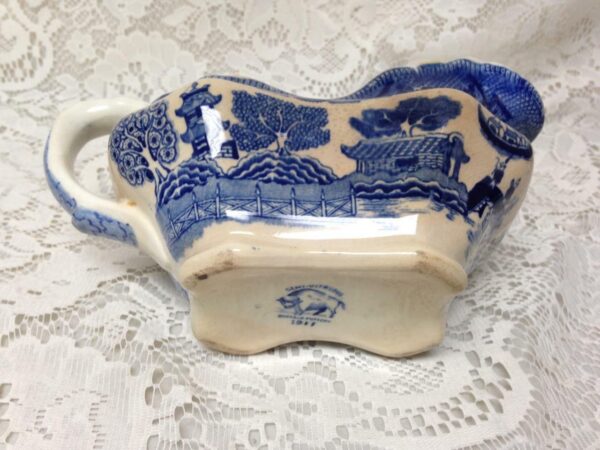 Vintage, Buffalo Pottery, Blue Willow Gravy Boat 8in x 4.5in x 4in