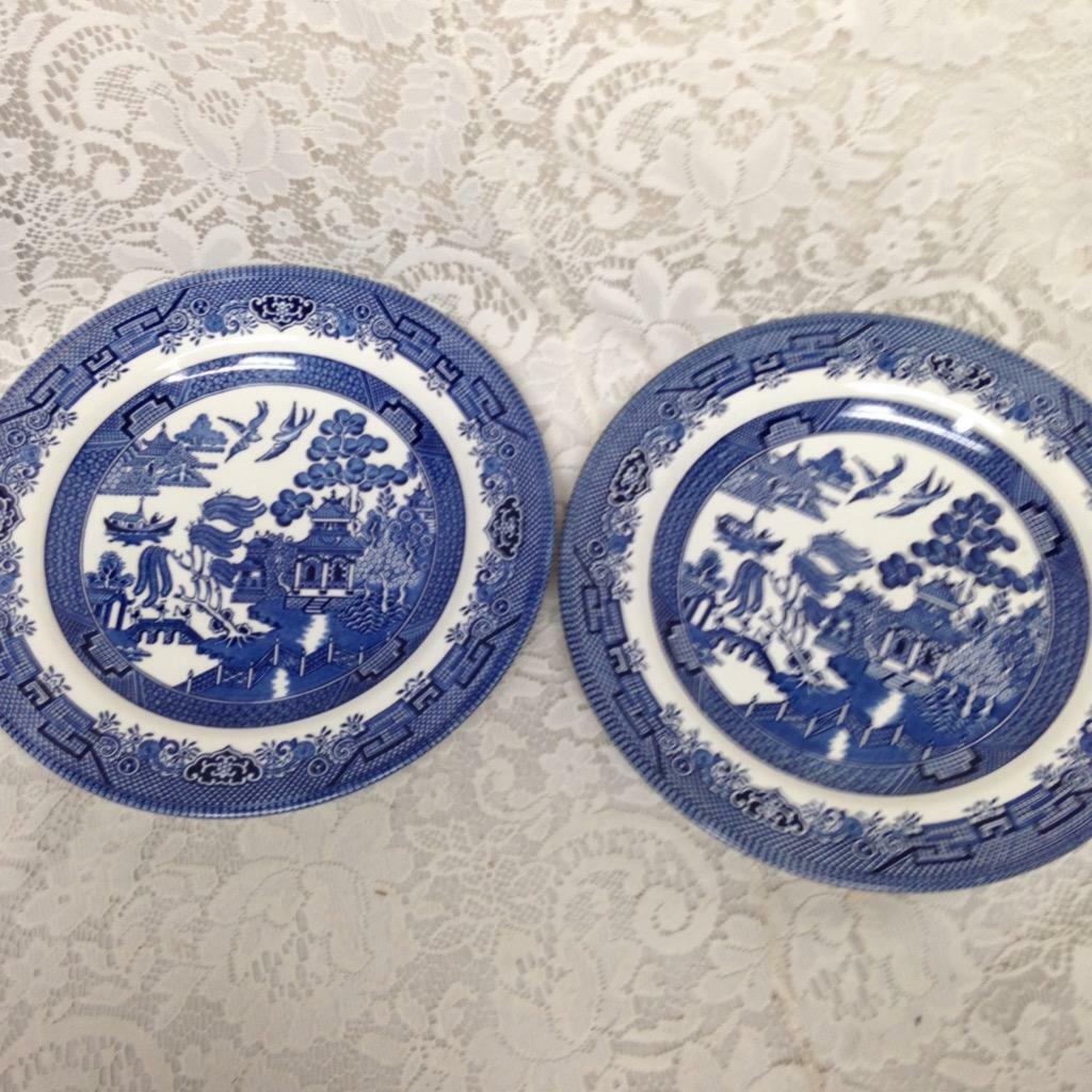 Vintage, Blue Willow 2pc Churchill England Dinner Plates 10in D