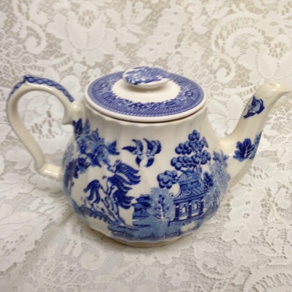 Vintage, Sadler, England Blue Willow Teapot 9in W x 6in H x 5.5in D