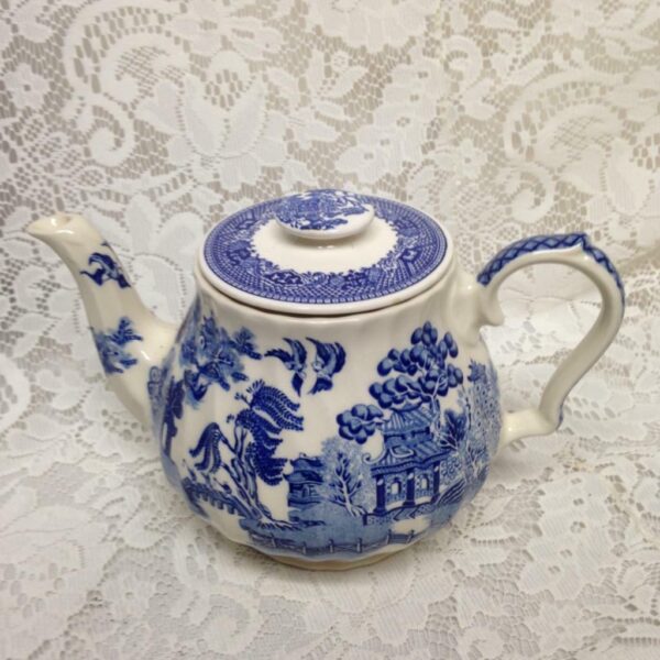 Vintage, Sadler, England Blue Willow Teapot 9in W x 6in H x 5.5in D