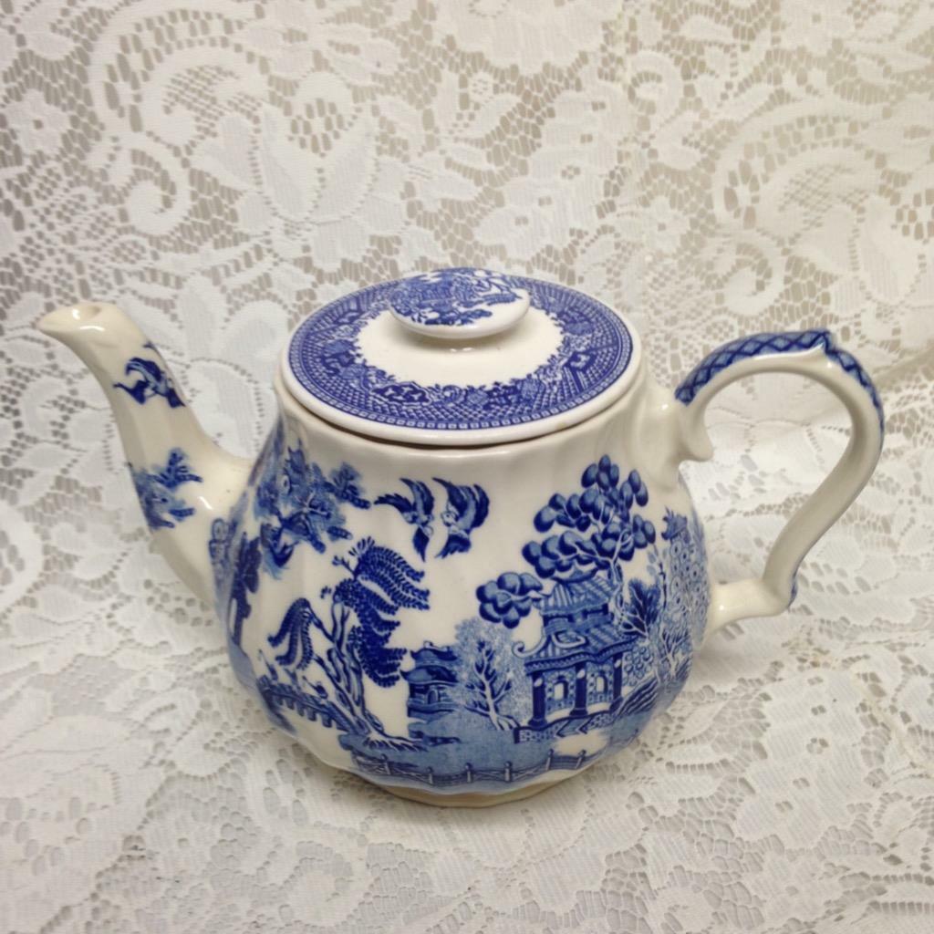 Vintage, Sadler, England Blue Willow Teapot 9in W x 6in H x 5.5in D