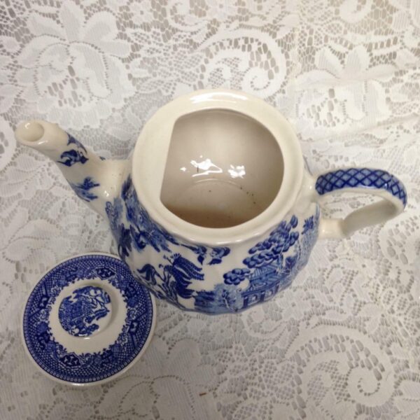 Vintage, Sadler, England Blue Willow Teapot 9in W x 6in H x 5.5in D