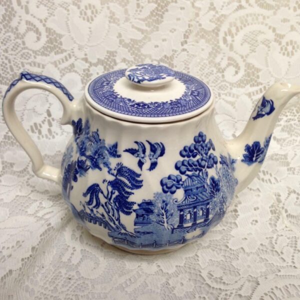 Vintage, Sadler, England Blue Willow Teapot 9in W x 6in H x 5.5in D