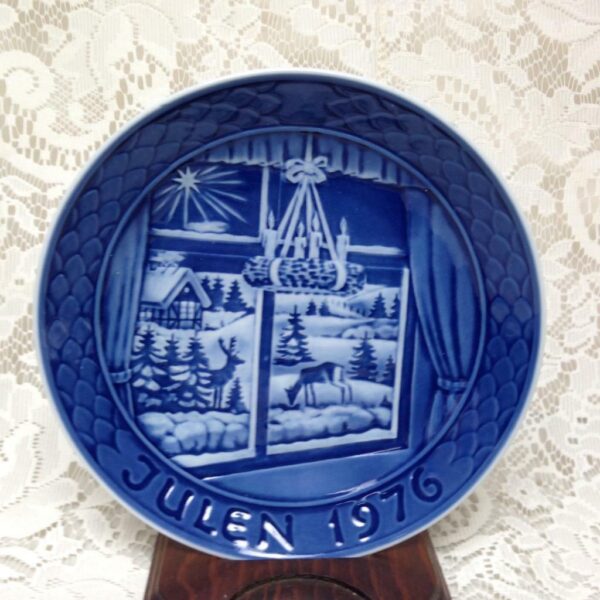 Vintage Souvenirs, 1976 Copenhagen Denmark Christmas Plate 7.5in D