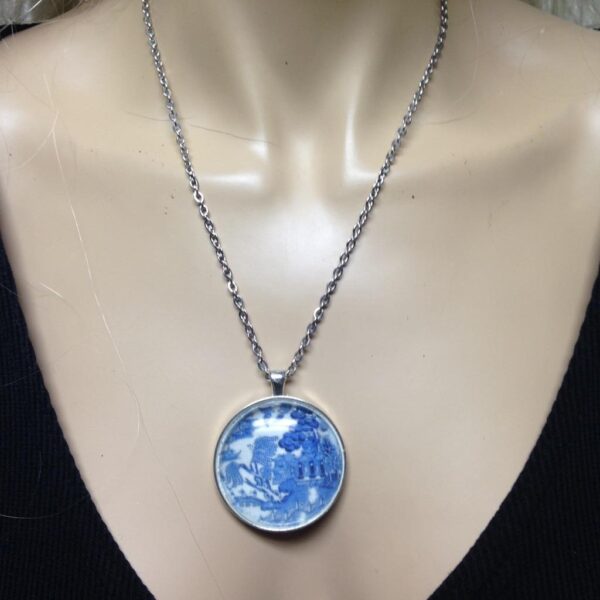 Beautiful, 1.5in W Round Blue Willow Pendant 20in Silver Tone Necklace