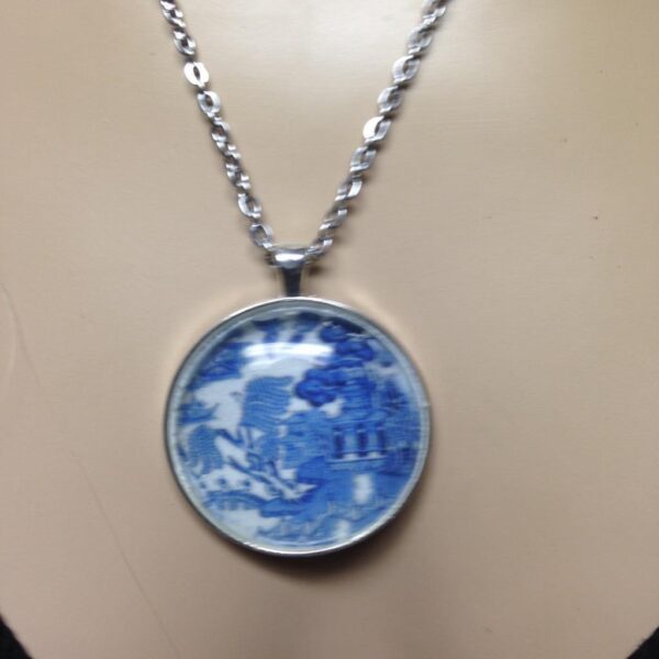 Beautiful, 1.5in W Round Blue Willow Pendant 20in Silver Tone Necklace